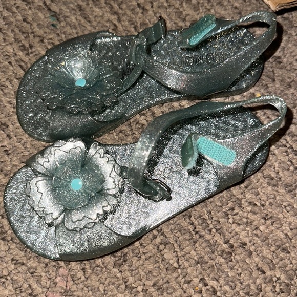 Old navy sandals - Picture 1 of 2